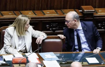 Scuola, tetto agli alunni stranieri e stop a burqa e niqab: Valditara chiarisce chi sarà escluso Giorgia Meloni annuncia il tetto agli alunni stranieri e il divieto di burqa e niqab a scuola