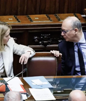 Scuola, tetto agli alunni stranieri e stop a burqa e niqab: Valditara chiarisce chi sarà escluso Giorgia Meloni annuncia il tetto agli alunni stranieri e il divieto di burqa e niqab a scuola