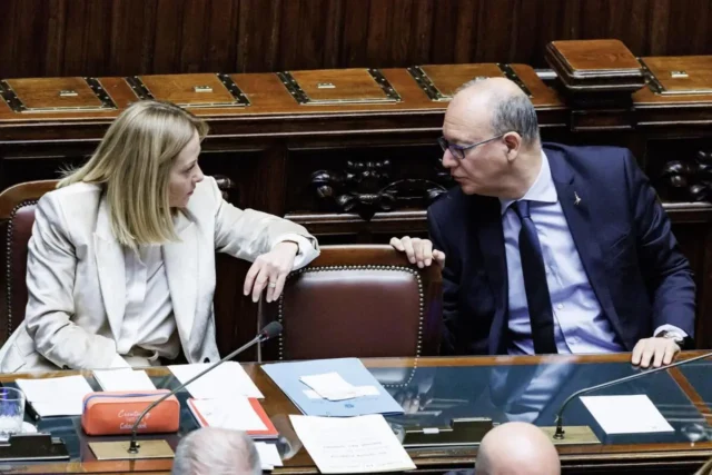 Giorgia Meloni annuncia le nuove misure sulla scuola Giorgia Meloni annuncia il tetto agli alunni stranieri e il divieto di burqa e niqab a scuola