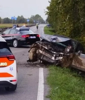 Caravaggio, auto contro un albero: Darek muore a 9 anni, gravissimi la mamma e il fratellino Incidente a Caravaggio, auto contro un albero: morto bambino di 9 anni