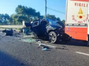 Scontro frontale sulla Jonio-Tirreno: morti un padre e le due figlie di 8 e 14 anni, la madre è gravissima Incidente Jonio-Tirreno Rosarno auto distrutta Vigili del Fuoco