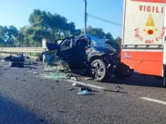 Scontro frontale sulla Jonio-Tirreno: morti un padre e le due figlie di 8 e 14 anni, la madre è gravissima Incidente Jonio-Tirreno Rosarno auto distrutta Vigili del Fuoco