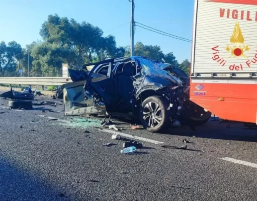 Scontro frontale sulla Jonio-Tirreno: morti un padre e le due figlie di 8 e 14 anni, la madre è gravissima Incidente Jonio-Tirreno Rosarno auto distrutta Vigili del Fuoco