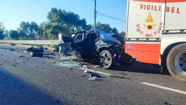 ncidente sulla Jonio-Tirreno, auto distrutta dopo lo schianto Incidente Jonio-Tirreno Rosarno auto distrutta Vigili del Fuoco