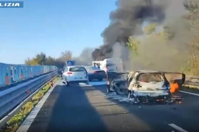 Foto Foggia (3) Foggia, assalto ad un portavalori: mezzi in fiamme e chiodi sull'asfalto