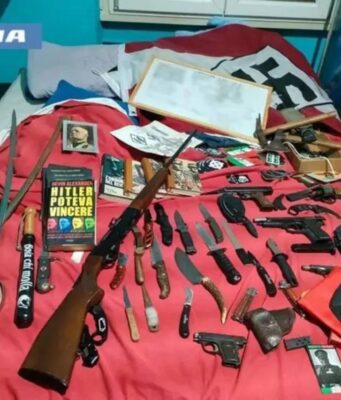 Pavia, arrestato un 19enne vicino agli ambienti neonazisti: sequestrate armi e materiale di propaganda Arrestato19enne nel Pavese perchè in possesso di armi da fuoco e materiale neonaziosta