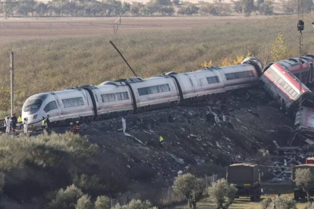 Foto Spagna (1) Incidente ferroviario in Spagna, il bilancio provvisorio è di 74 morti