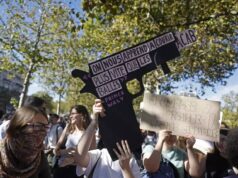 Strasburgo, scontri al corteo degli studenti: lacrimogeni e barricate vicino all’Università Strasburgo, scontri al corteo degli studenti