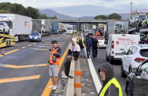 Caro gasolio, il Governo stanzia 175 milioni per autotrasporto, agricoltura e pesca: proteste a Napoli Caro gasolio, il governo vara le misure di sostegno
