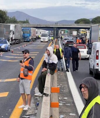 Caro gasolio, il Governo stanzia 175 milioni per autotrasporto, agricoltura e pesca: proteste a Napoli Caro gasolio, il governo vara le misure di sostegno