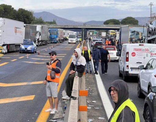 Caro gasolio, il Governo stanzia 175 milioni per autotrasporto, agricoltura e pesca: proteste a Napoli Caro gasolio, il governo vara le misure di sostegno