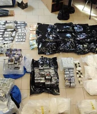 Torino, maxi sequestro di droga: oltre 200 chili di stupefacenti, 85mila euro e cinque armi Torino, maxi sequestro di droga e armi: arrestato un 26enne