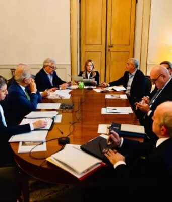 Meloni riunisce il Governo sui blocchi autostradali: priorità a rifornimenti e farmaci Protesta autotrasportatori, il governo garantirà i rifornimenti di prima necessità