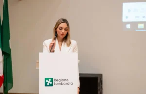 Medicina rigenerativa, a Milano l’XI Congresso S.I.M.C.R.I.: undici anni di ricerca e innovazione Congresso S.I.M.C.R.I. a Milano, relatrice al podio della Regione Lombardia durante un intervento