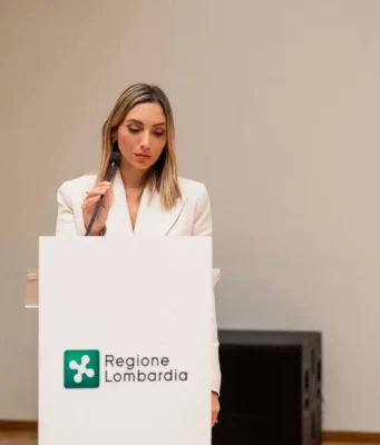 Medicina rigenerativa, a Milano l’XI Congresso S.I.M.C.R.I.: undici anni di ricerca e innovazione Congresso S.I.M.C.R.I. a Milano, relatrice al podio della Regione Lombardia durante un intervento
