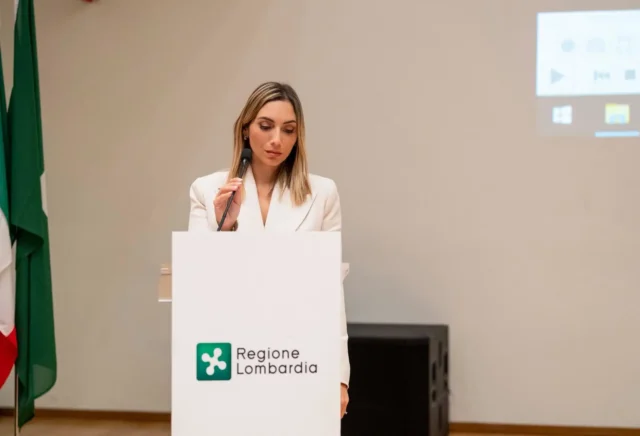 Congresso S.I.M.C.R.I. a Milano, intervento a Palazzo Lombardia Congresso S.I.M.C.R.I. a Milano, relatrice al podio della Regione Lombardia durante un intervento