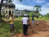 “Una goccia nell’oceano, SÃO TOMÉ E PRÍNCIPE”: in arrivo il documentario diretto da Maria De Sousa Documentario São Tomé e Príncipe, troupe cinematografica durante le riprese davanti a un edificio storico