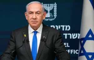 Guerra Iran-Israele, Netanyahu mostra una bomba atomica su Tel Aviv: Teheran minaccia i diplomatici Usa Guerra Iran-Israele, Netanyahu e l'immagine della bomba atomica su Tel Aviv