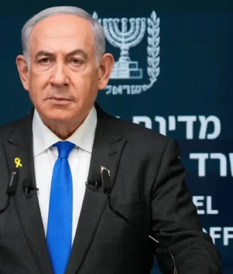 Guerra Iran-Israele, Netanyahu mostra una bomba atomica su Tel Aviv: Teheran minaccia i diplomatici Usa Guerra Iran-Israele, Netanyahu e l'immagine della bomba atomica su Tel Aviv