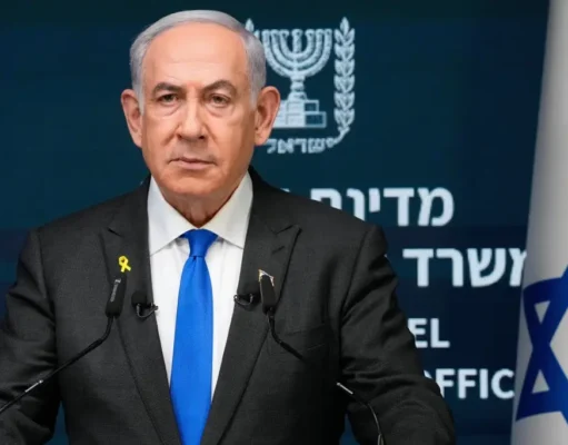 Guerra Iran-Israele, Netanyahu mostra una bomba atomica su Tel Aviv: Teheran minaccia i diplomatici Usa Guerra Iran-Israele, Netanyahu e l'immagine della bomba atomica su Tel Aviv