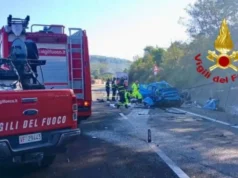 Incidente mortale a Perugia, Gaia e Stefano muoiono a 20 e 21 anni: erano in viaggio per lavoro Vigili del fuoco sul luogo dell'incidente mortale sul raccordo Perugia-Bettolle