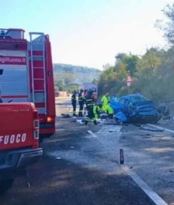 Incidente mortale a Perugia, Gaia e Stefano muoiono a 20 e 21 anni: erano in viaggio per lavoro Vigili del fuoco sul luogo dell'incidente mortale sul raccordo Perugia-Bettolle
