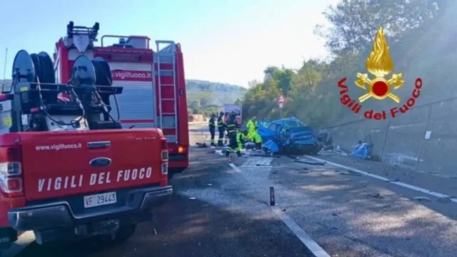 Vigili del fuoco sul luogo dell'incidente mortale sul raccordo Perugia-Bettolle