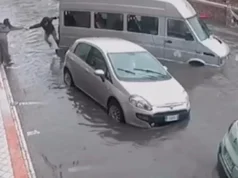 Maltempo a Napoli, strade sommerse e città in ginocchio: crolli e frane, allerta arancione fino a sabato Strada allagata a Napoli con persone, auto e furgoncini bloccati dal maltempo