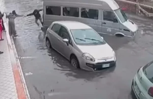 Maltempo a Napoli, strade sommerse e città in ginocchio: crolli e frane, allerta arancione fino a sabato Strada allagata a Napoli con persone, auto e furgoncini bloccati dal maltempo