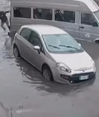 Maltempo a Napoli, strade sommerse e città in ginocchio: crolli e frane, allerta arancione fino a sabato Strada allagata a Napoli con persone, auto e furgoncini bloccati dal maltempo