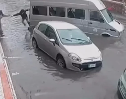 Maltempo a Napoli, strade sommerse e città in ginocchio: crolli e frane, allerta arancione fino a sabato Strada allagata a Napoli con persone, auto e furgoncini bloccati dal maltempo
