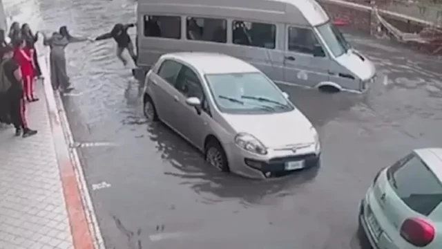 Maltempo Napoli, strada allagata dopo il nubifragio Strada allagata a Napoli con persone, auto e furgoncini bloccati dal maltempo