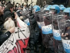 Proteste in Italia, 371 fermati e 110 minorenni: fermato il presunto organizzatore del Movimento 17 ottobre Proteste in Italia, manifestanti davanti alla polizia in assetto antisommossa