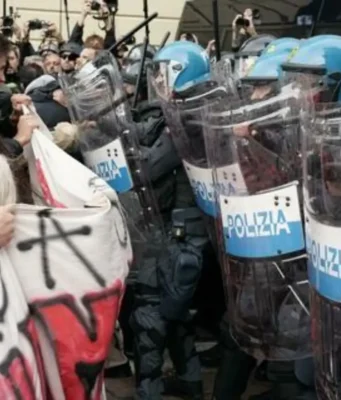 Proteste in Italia, 371 fermati e 110 minorenni: fermato il presunto organizzatore del Movimento 17 ottobre Proteste in Italia, manifestanti davanti alla polizia in assetto antisommossa