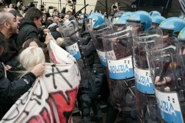 Proteste in Italia, tensioni tra manifestanti e polizia Proteste in Italia, manifestanti davanti alla polizia in assetto antisommossa
